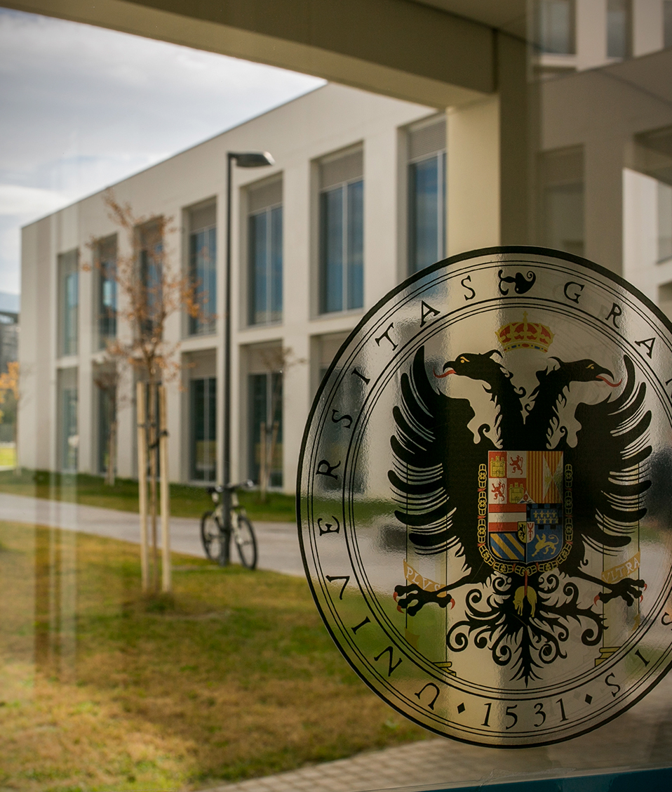 Ventanal en la Facultad de Ciencias de la Salud con el logo de la Unviersidad de Granada 